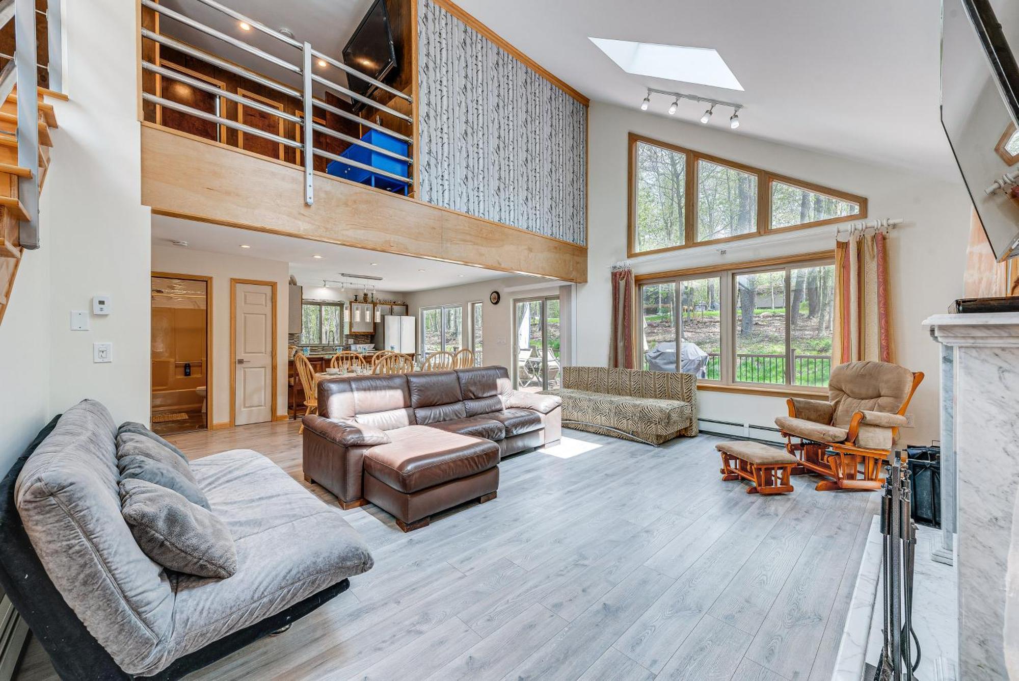 Poconos Vacation With Access And Hot Tub!