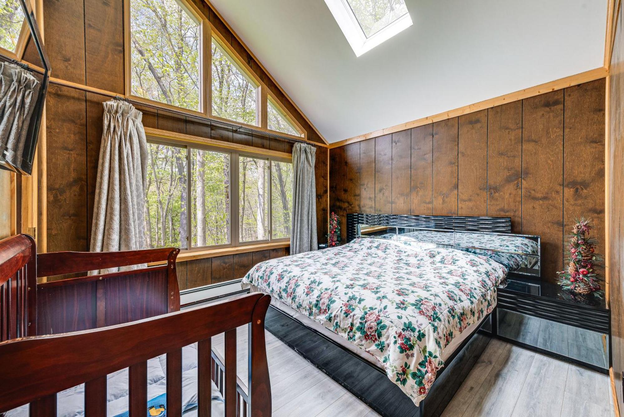 Holiday home Poconos Vacation With Access And Hot Tub! *
