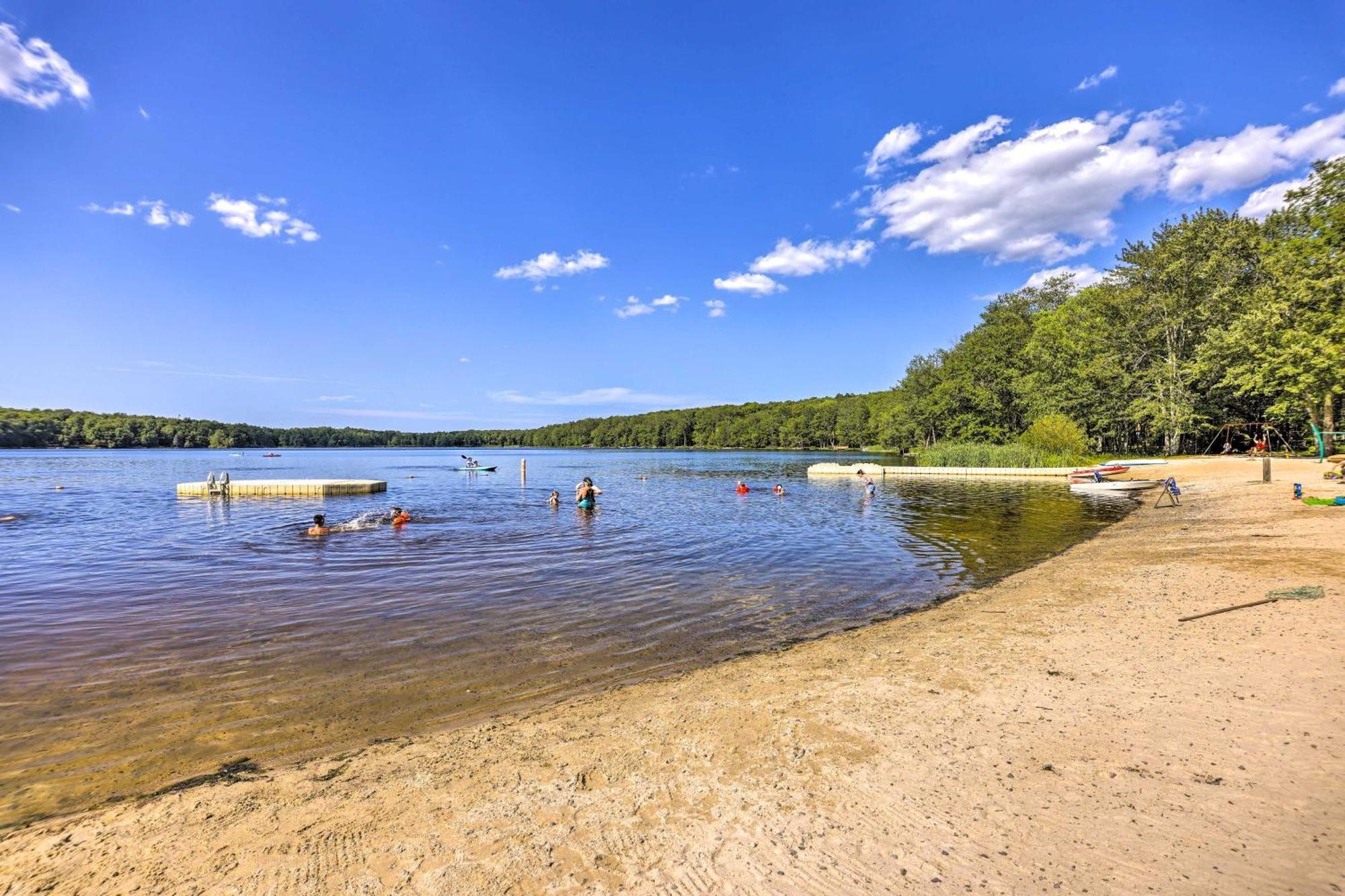 Poconos Vacation With Access And Hot Tub! Gouldsboro