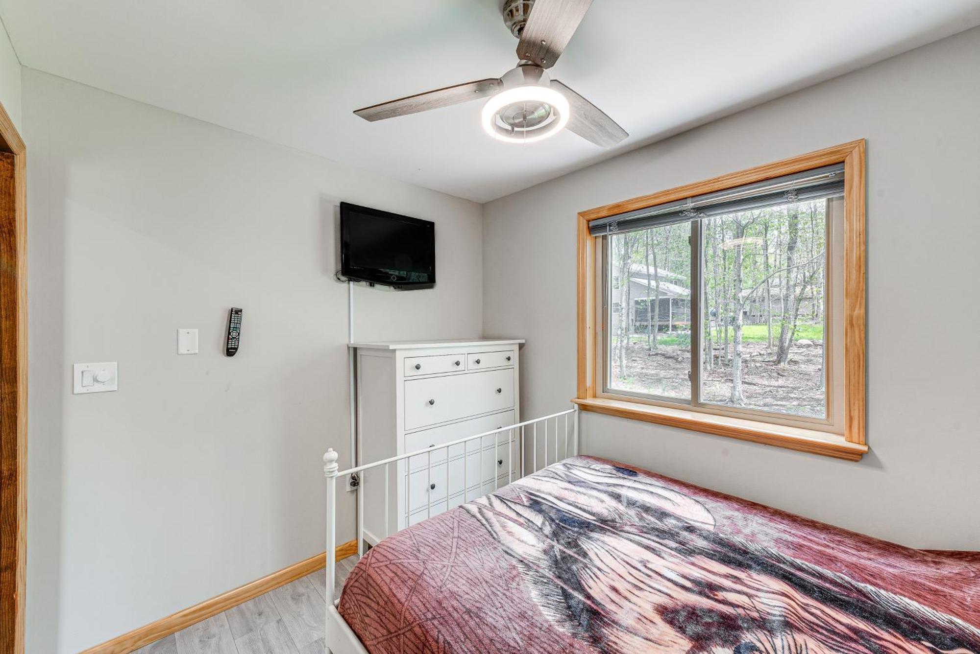 Holiday home Poconos Vacation With Access And Hot Tub! *