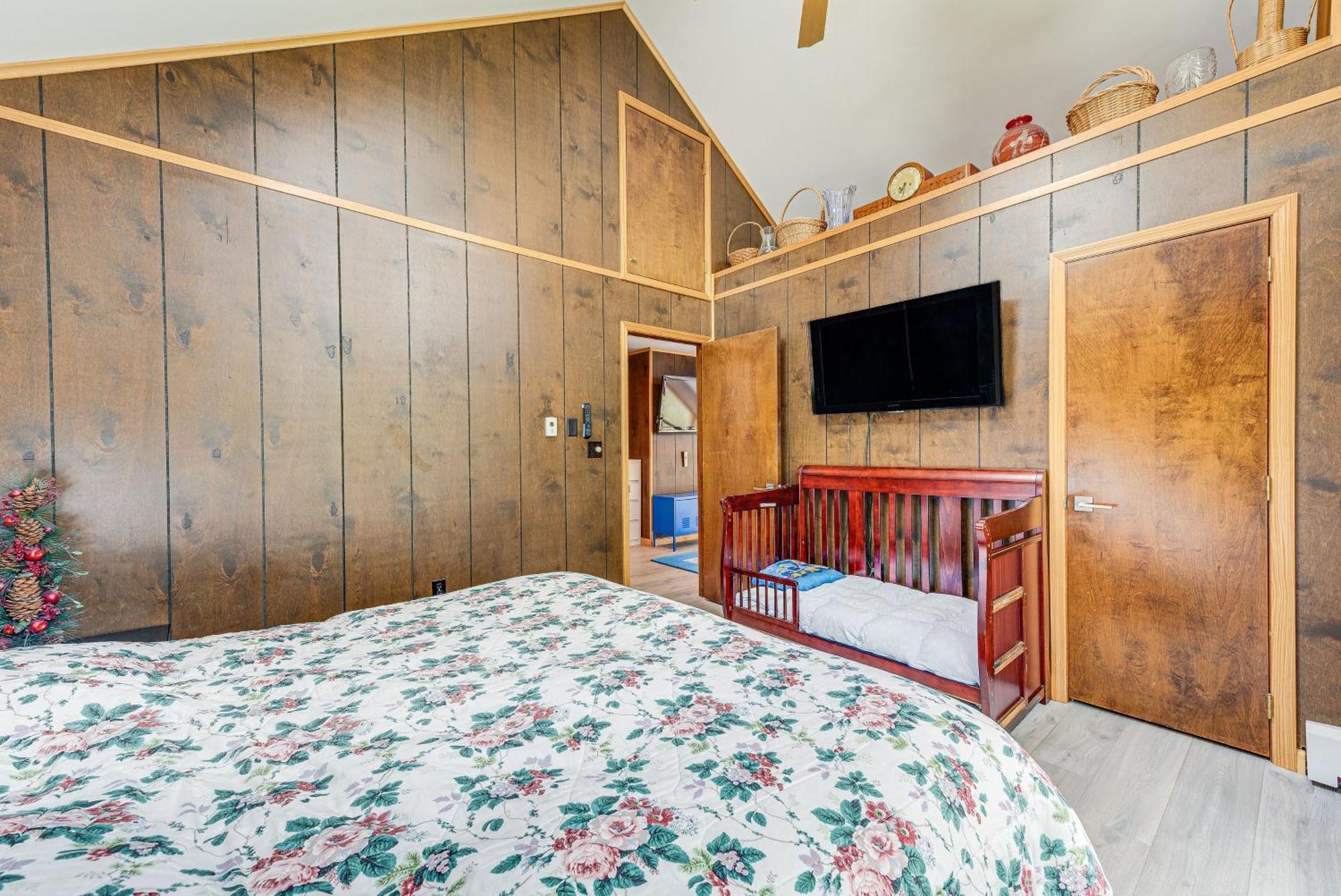 Poconos Vacation With Access And Hot Tub! *