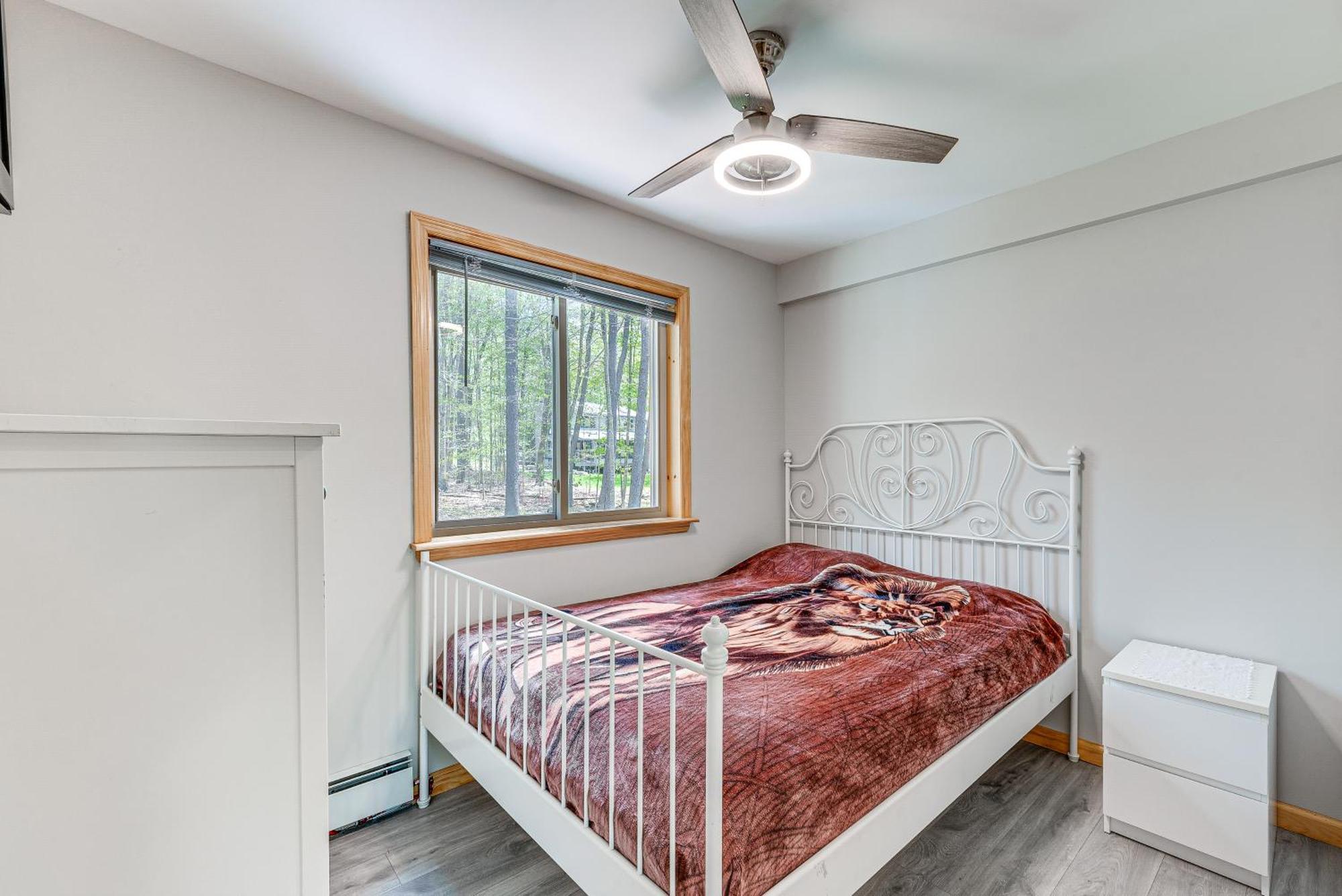 Poconos Vacation With Access And Hot Tub! Gouldsboro