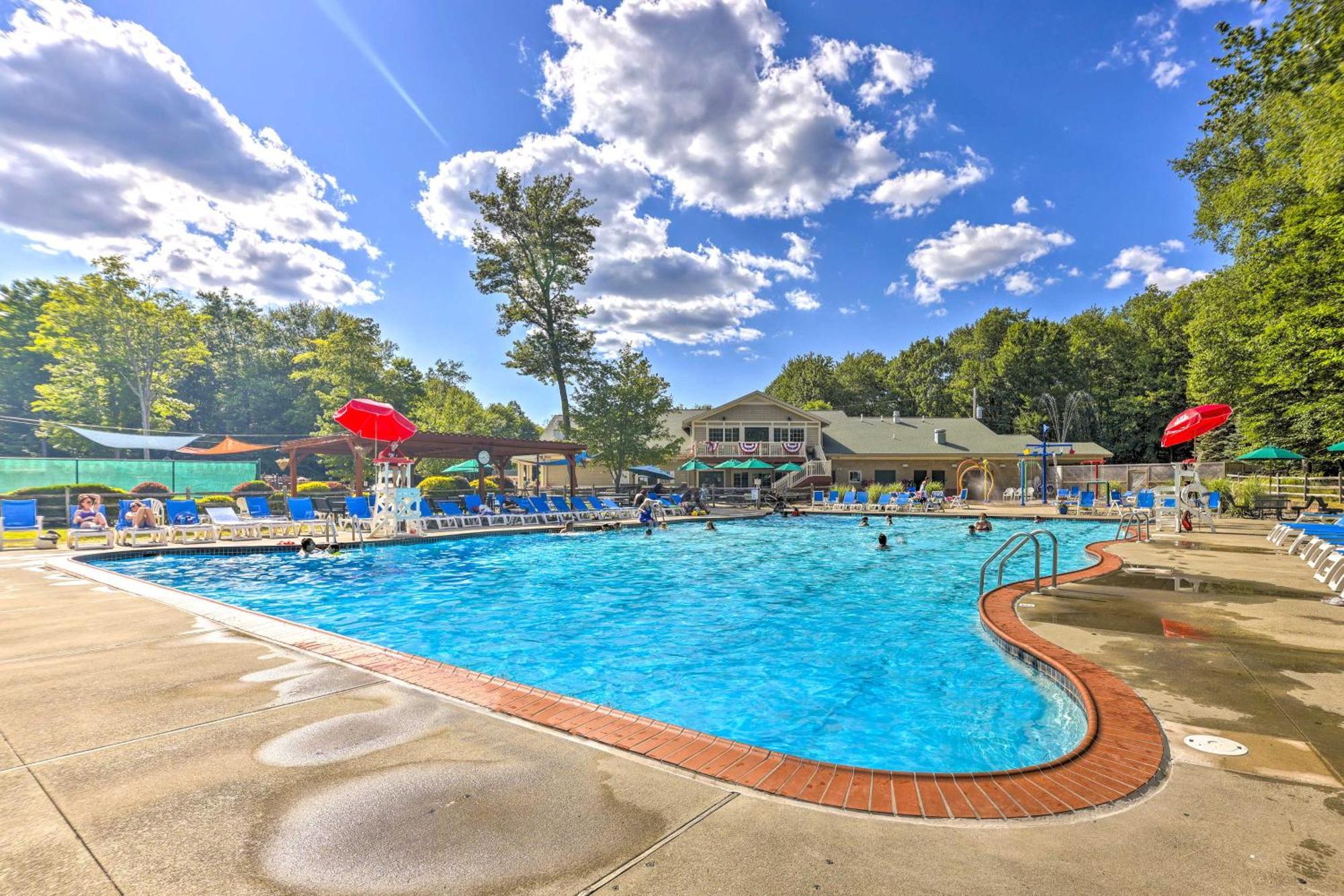 Poconos Vacation With Access And Hot Tub! Gouldsboro