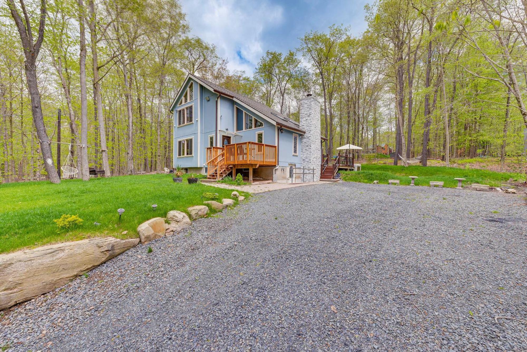 Poconos Vacation With Access And Hot Tub! Holiday home Gouldsboro