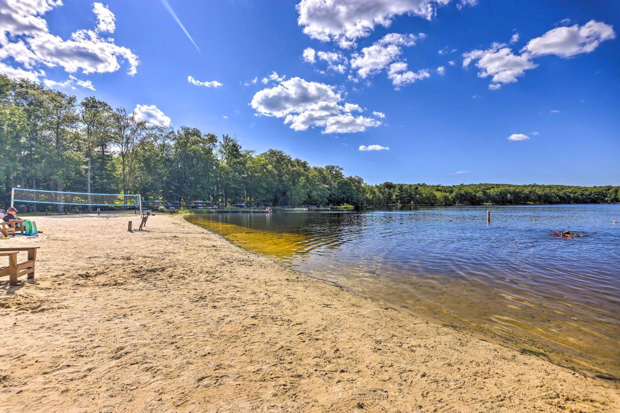 Holiday home Poconos Vacation With Access And Hot Tub! Gouldsboro