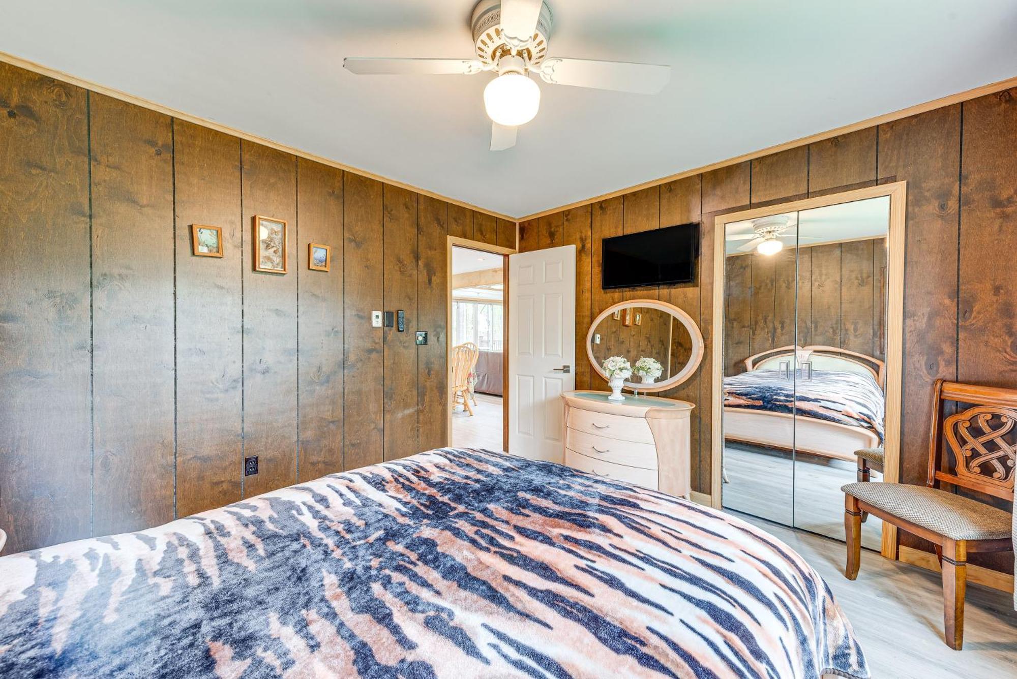 Holiday home Poconos Vacation With Access And Hot Tub!