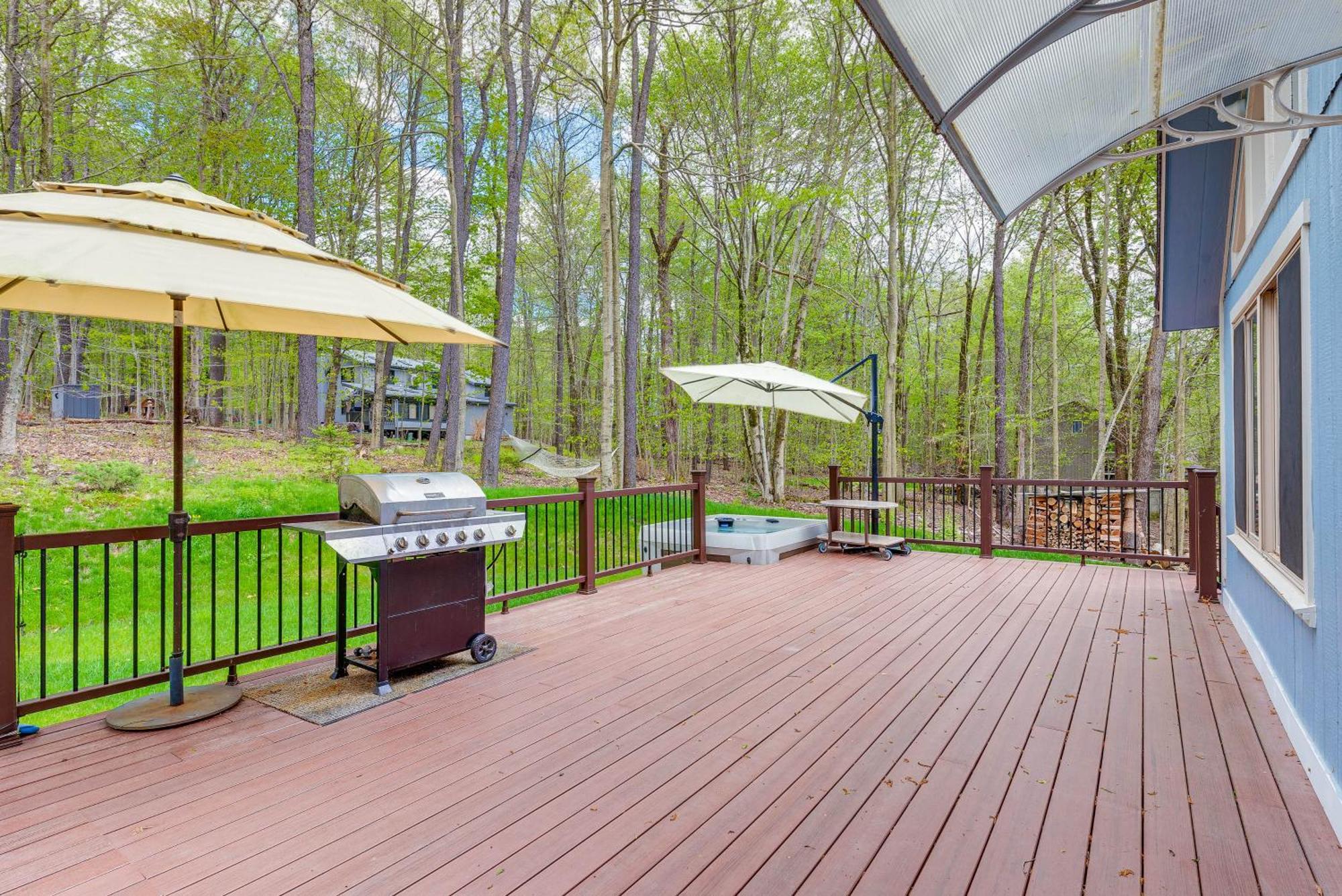 Poconos Vacation With Access And Hot Tub! Holiday home Gouldsboro