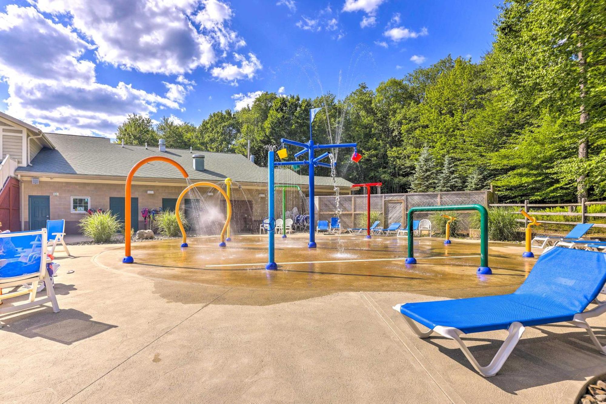 Holiday home Poconos Vacation With Access And Hot Tub!