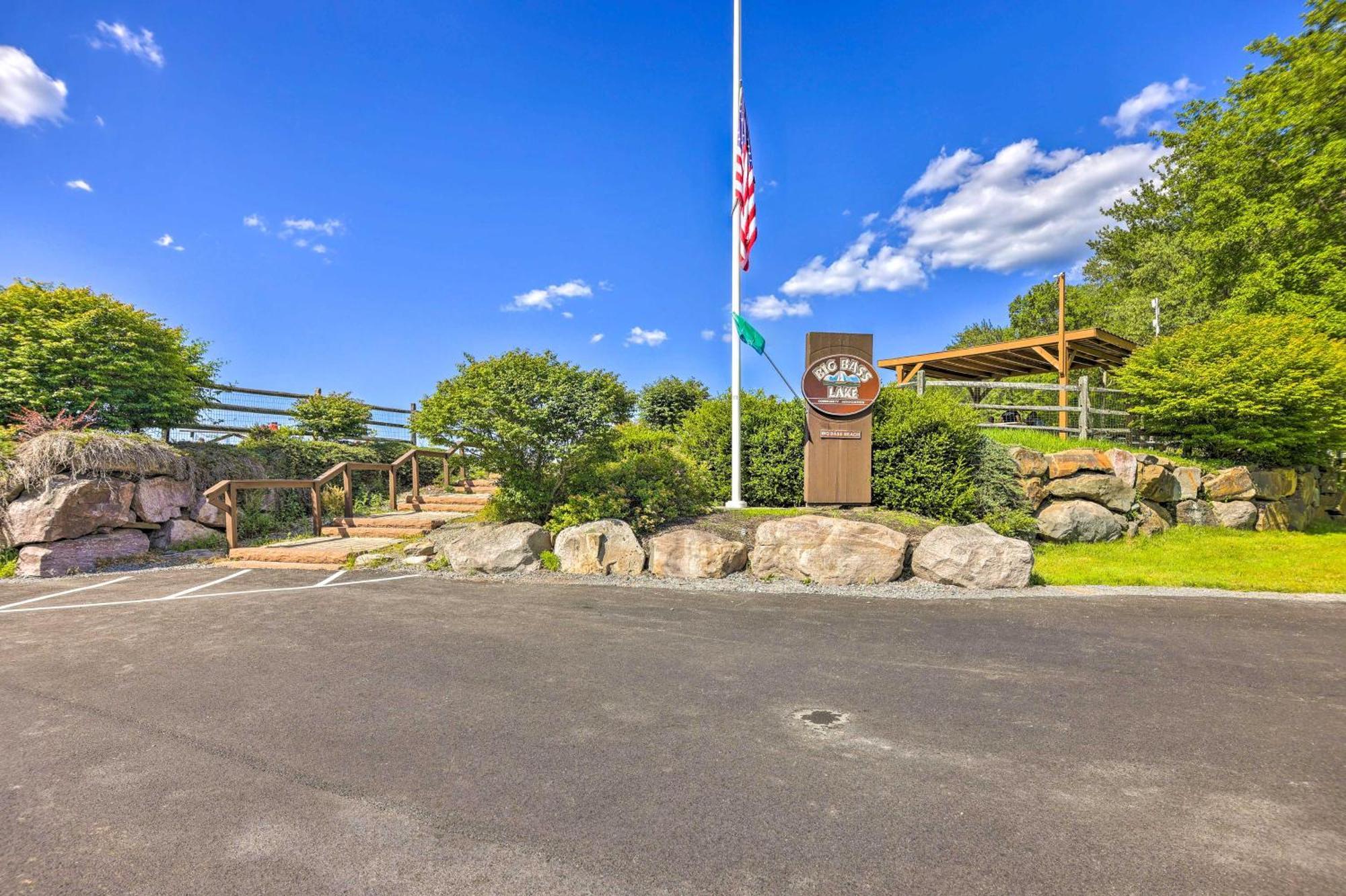 Holiday home Poconos Vacation With Access And Hot Tub!
