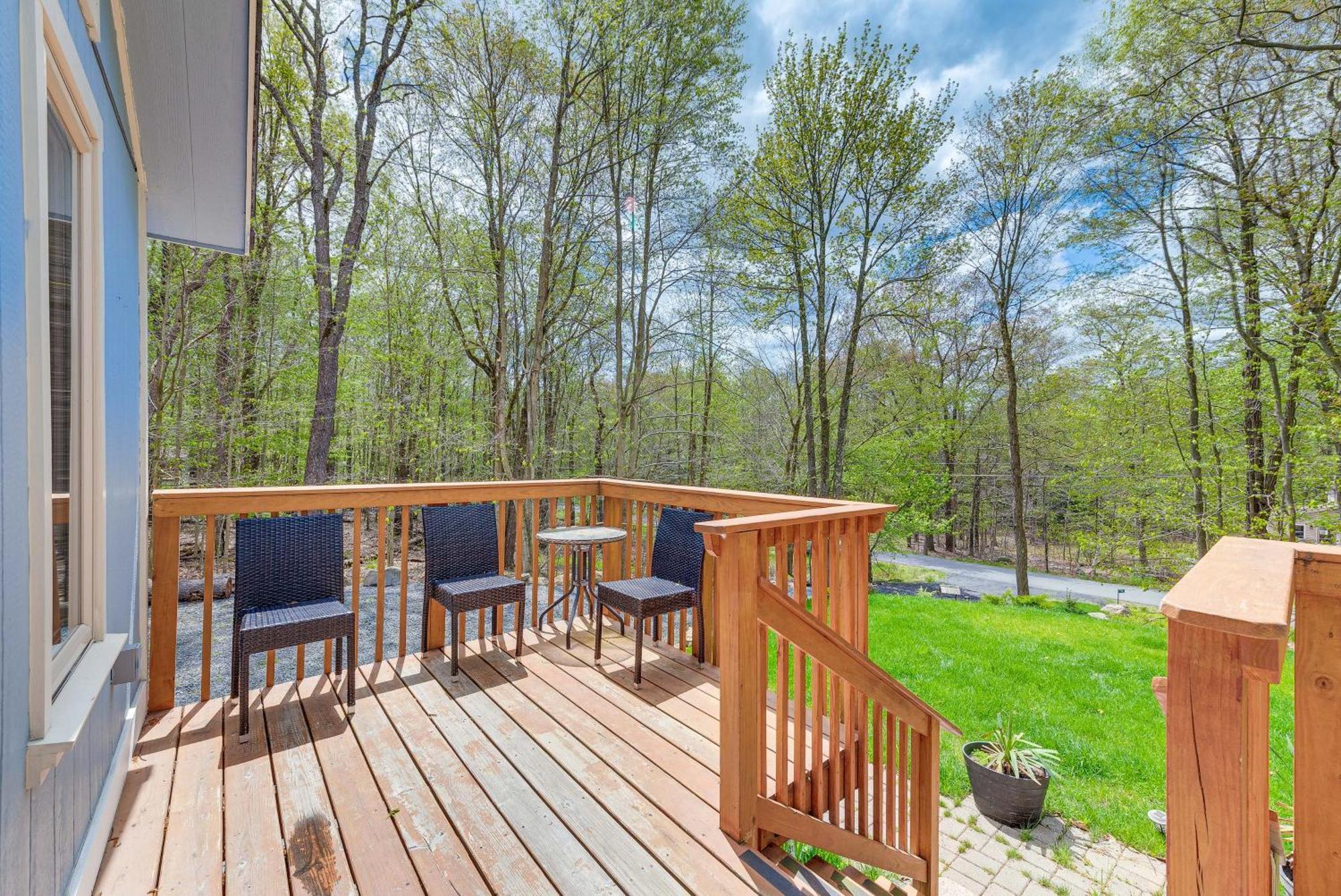 Holiday home Poconos Vacation With Access And Hot Tub!
