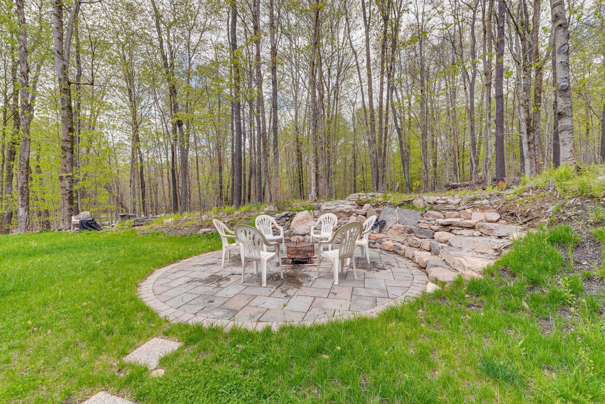 Holiday home Poconos Vacation With Access And Hot Tub! Gouldsboro